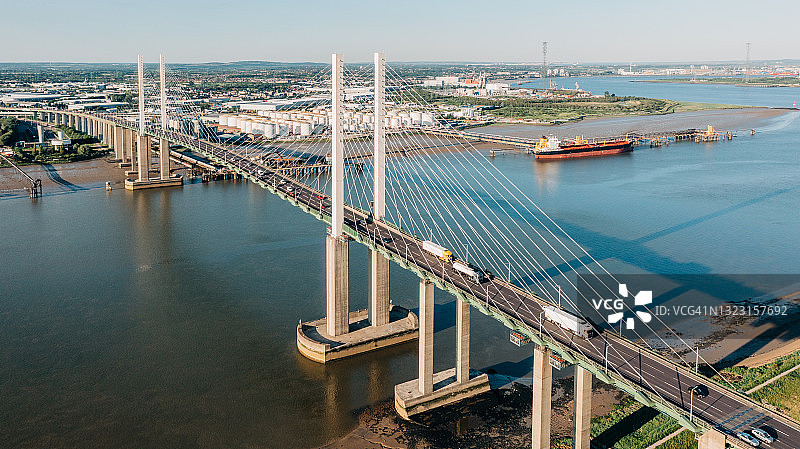 日落时分的达特福德跨海大桥航拍照片图片素材