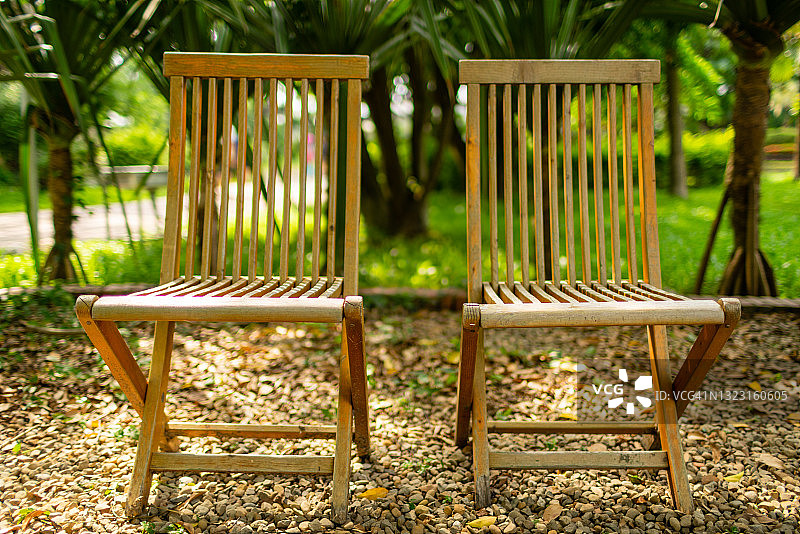 可折叠木制花园椅图片素材