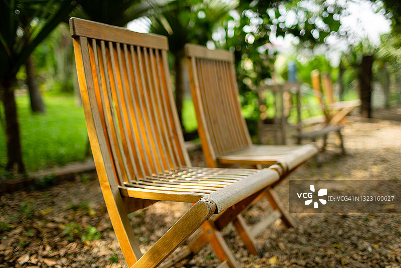 可折叠木制花园椅图片素材