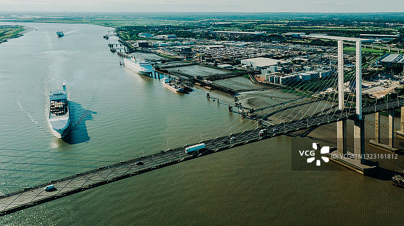 日落时分的达特福德跨海大桥航拍照片图片素材