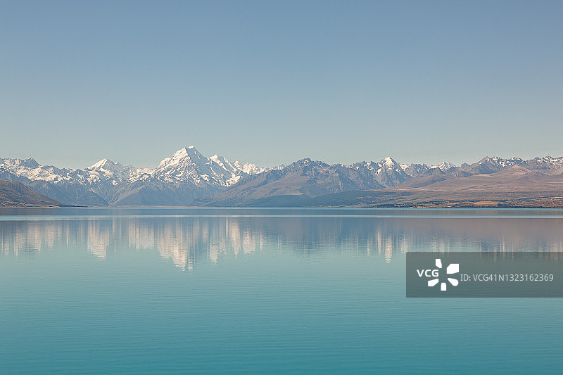 新西兰普卡基湖中库克山和南阿尔卑斯山的倒影图片素材