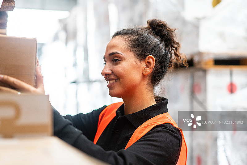 在仓库工作的年轻女人图片素材
