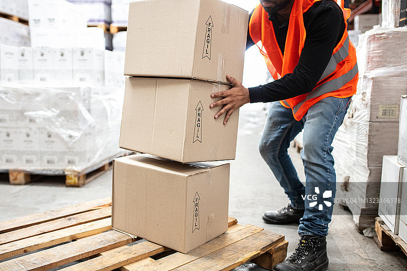 工人在仓库搬运箱子图片素材