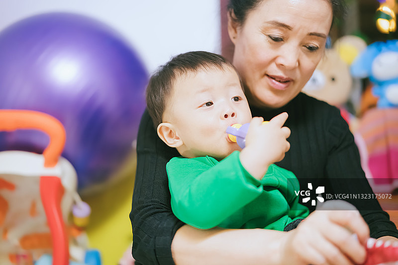 祖母和孙子在一起图片素材