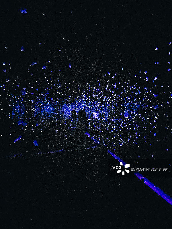 蓝光照亮阴影中的她图片素材