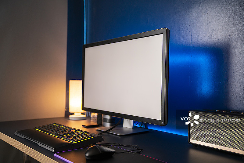 带电脑屏幕样机的工作区图片素材