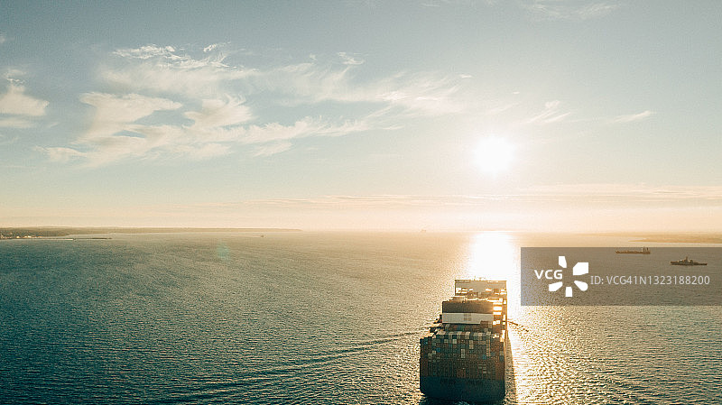 英国索伦特海集装箱船日落航拍图片素材