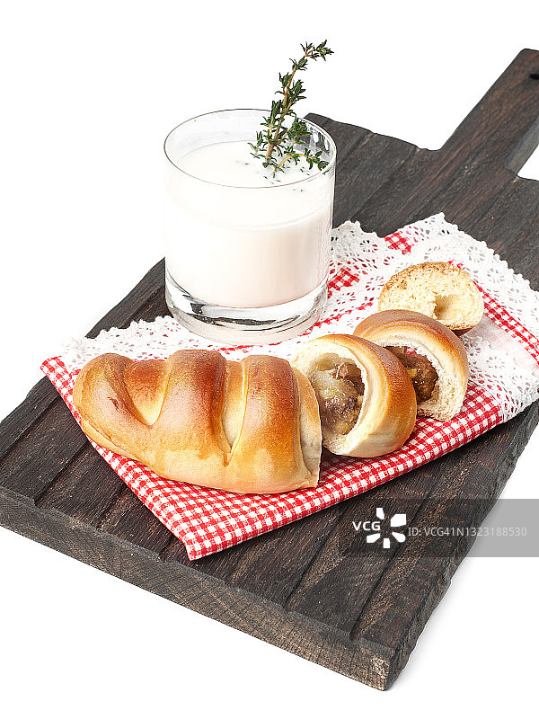 自制水果果酱甜面包美食摄影，乡村风格酵母面团烘焙，白色背景特写侧视图图片素材