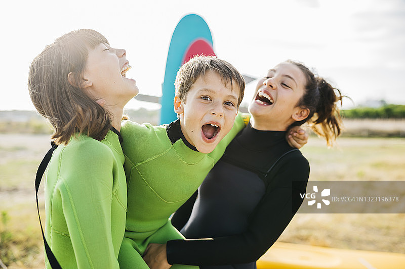 儿童在海滩玩耍图片素材