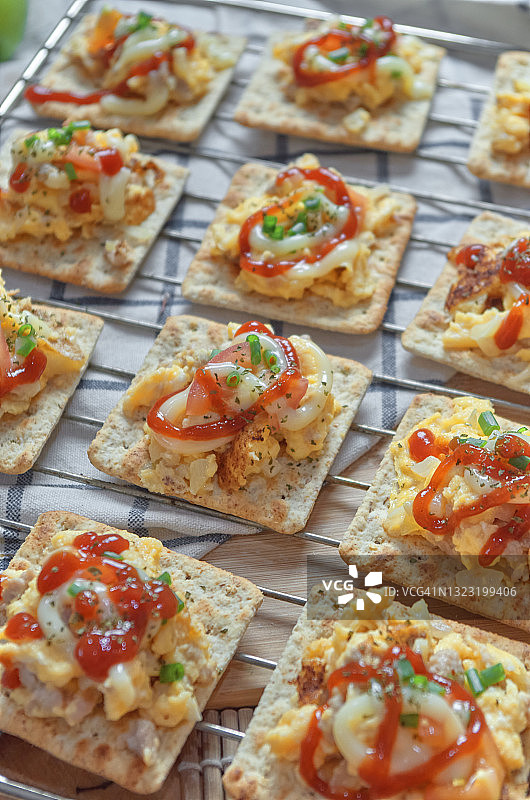 饼干上的鸡蛋沙拉图片素材