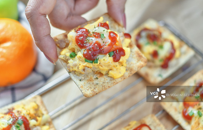 饼干上的鸡蛋沙拉图片素材