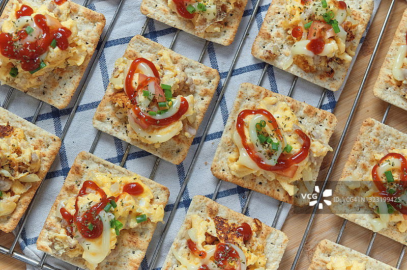 饼干上的鸡蛋沙拉图片素材