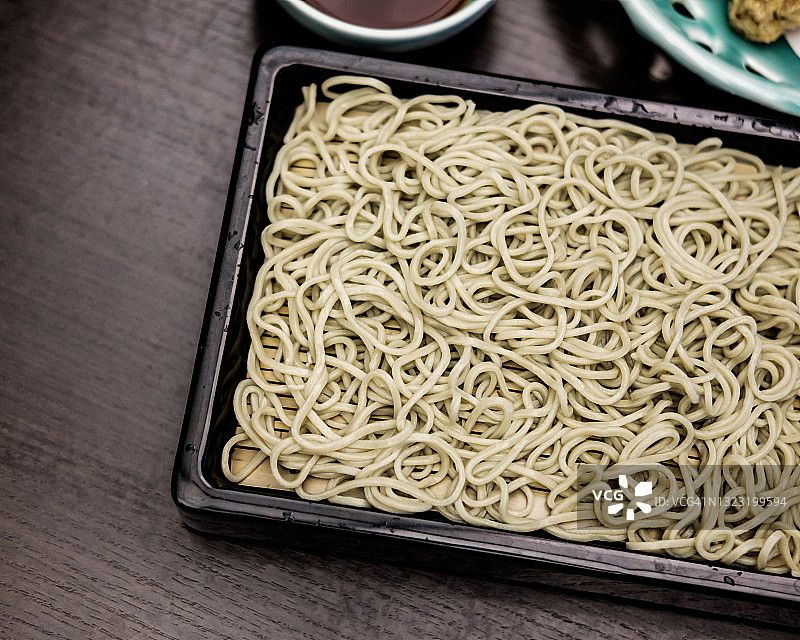 托盘里的日式荞麦面图片素材