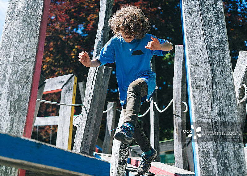 男孩跑过操场上的桥图片素材