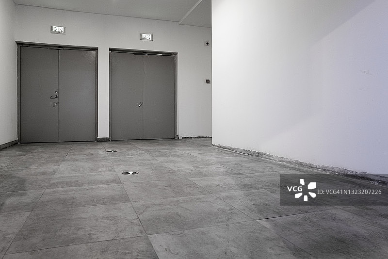 楼上并排的两扇门图片素材