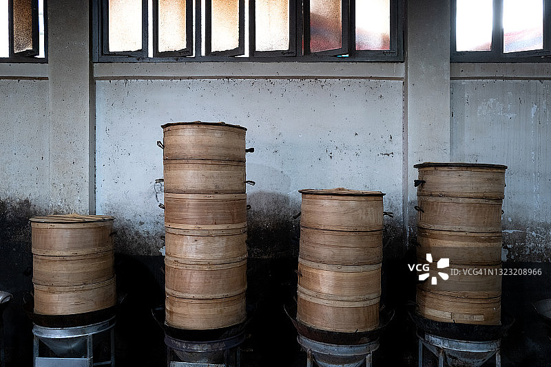 中国大型厨房里的蒸笼图片素材