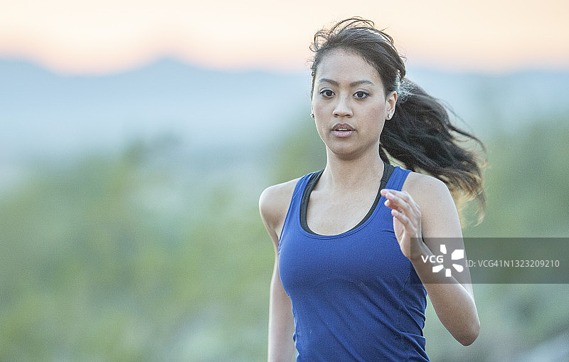 在山上的活跃女人图片素材