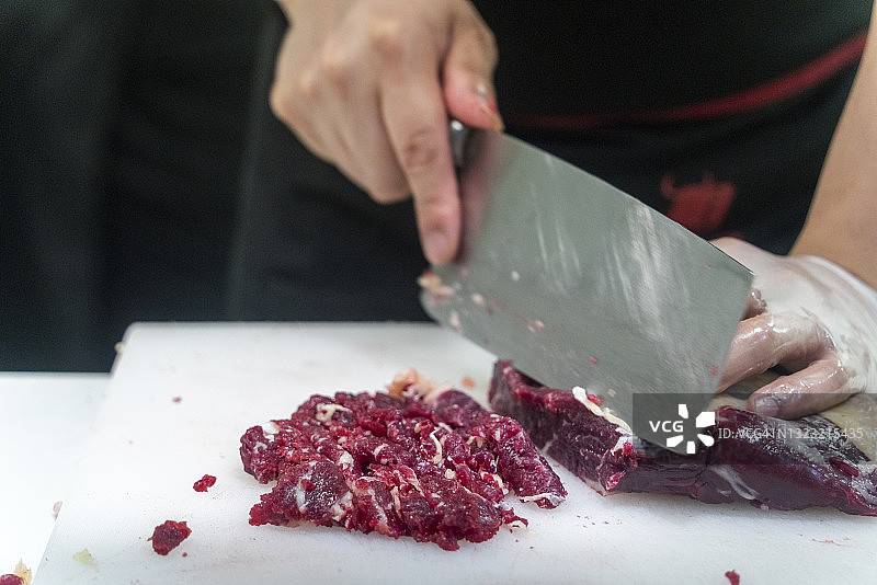 在厨房里切割牛肉图片素材