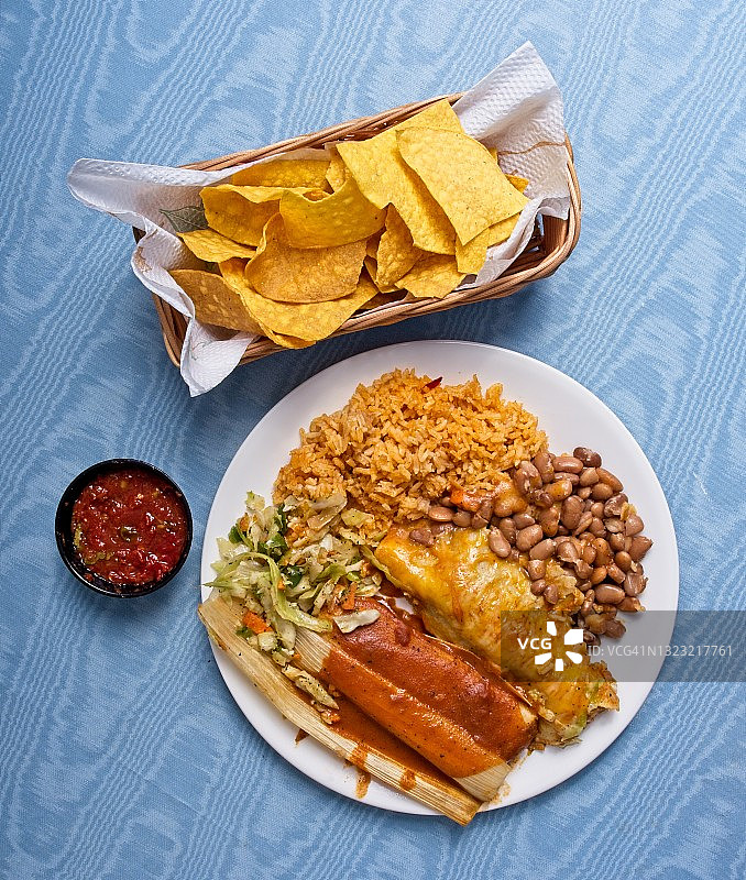 蓝色背景桌布上的美味墨西哥食物图片素材