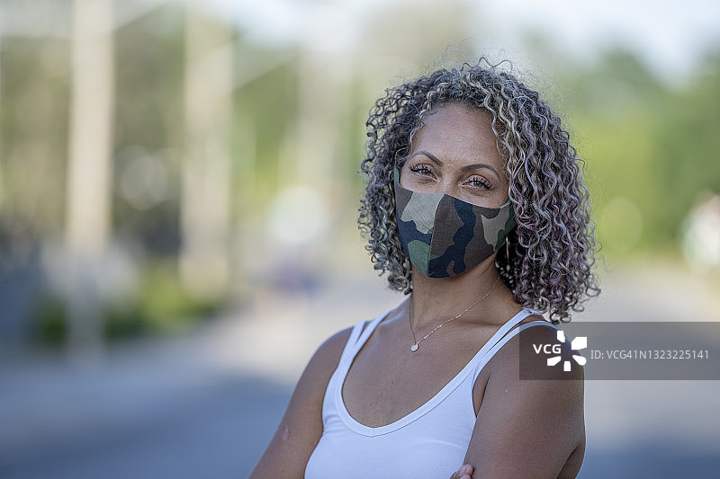 戴口罩的非裔美国女性图片素材