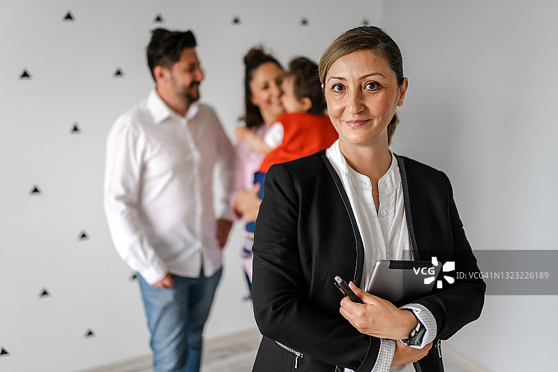 房地产经纪人向一家人展示模型房图片素材