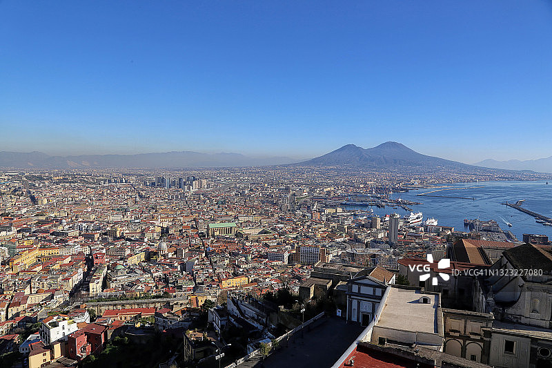 那不勒斯海湾的航拍景观，城市风貌和维苏威火山图片素材