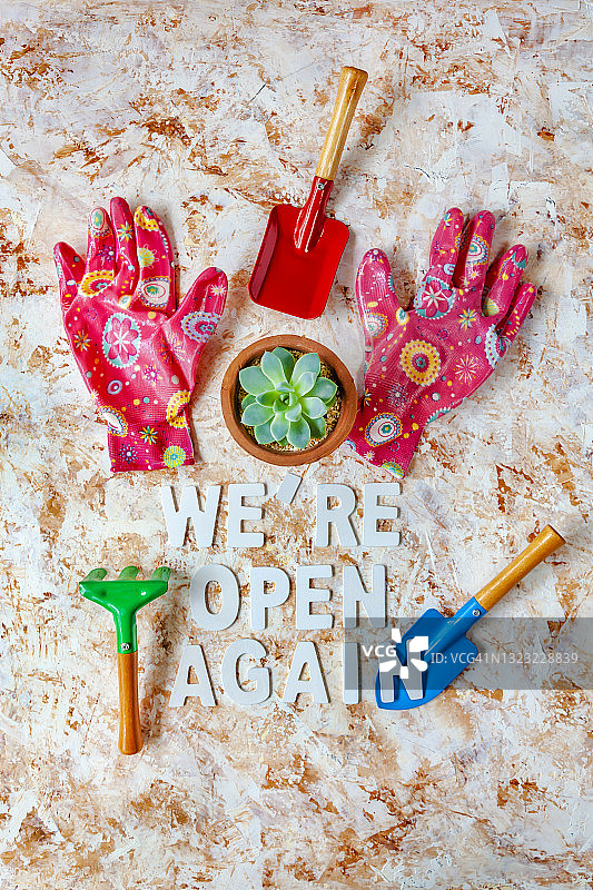 “我们重新开业了”标语及园艺工具（俯视图）图片素材