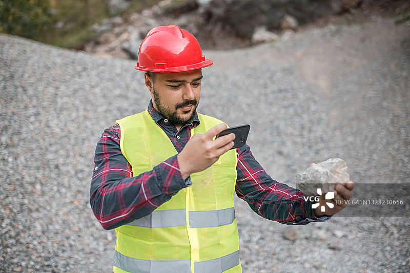 工程师拍摄石头照片图片素材