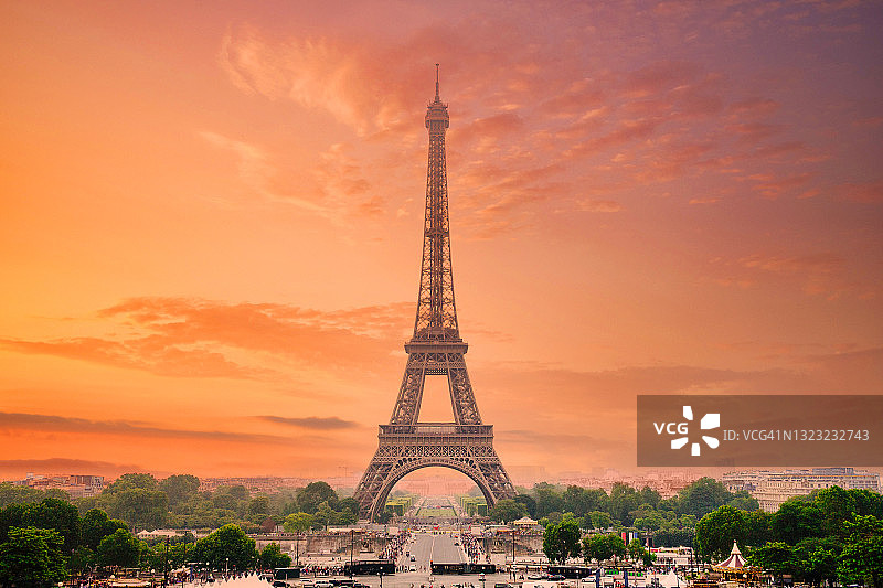 从特罗卡德罗广场看埃菲尔铁塔日落图片素材