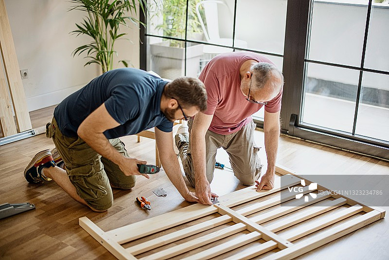 父亲节，父子一起组装床图片素材