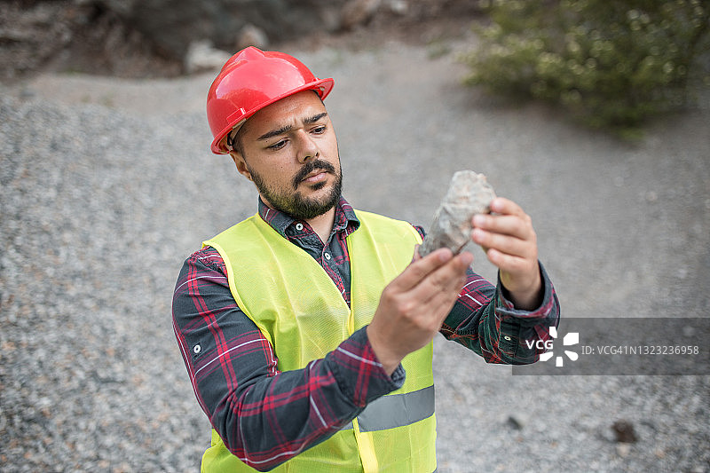 工人仔细检查石头图片素材