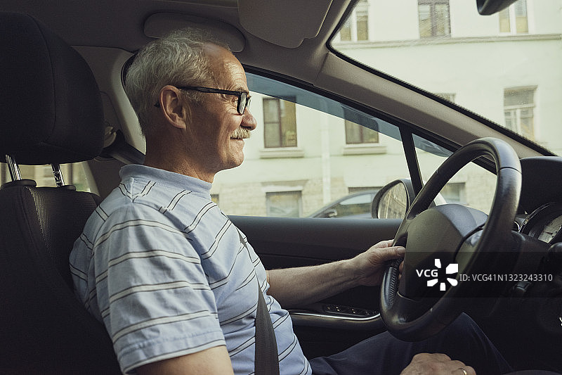 老年男人开车图片素材
