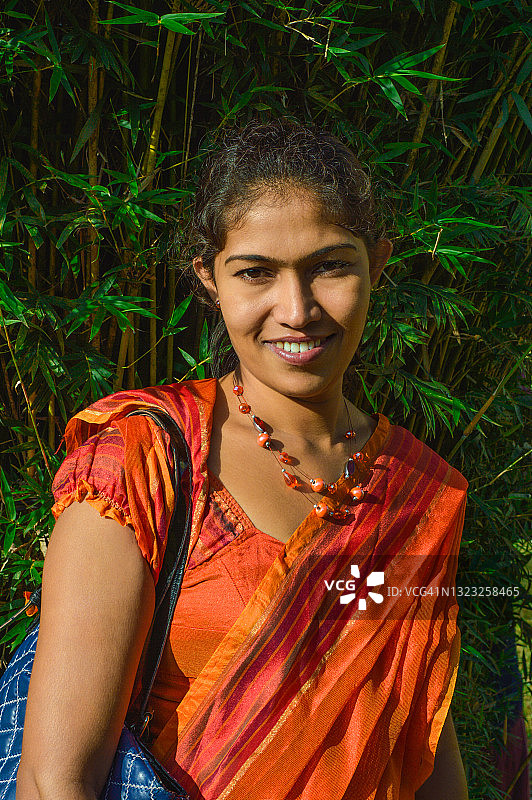 户外站立的女子肖像图片素材