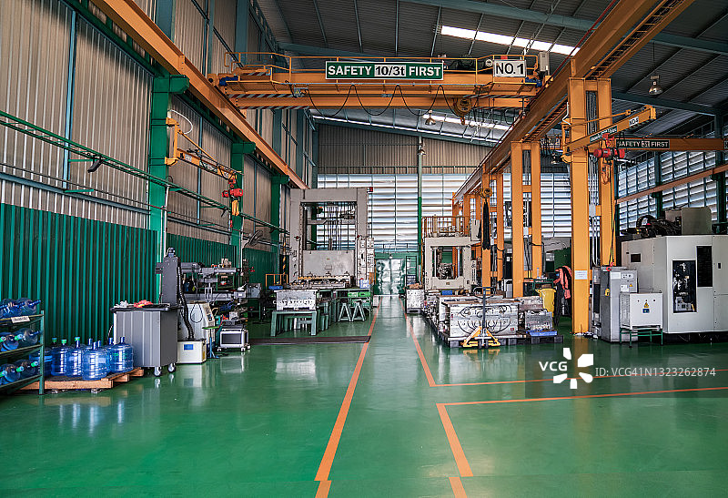 机械工程工业厂房 - 汽车零部件厂的设备和机器图片素材