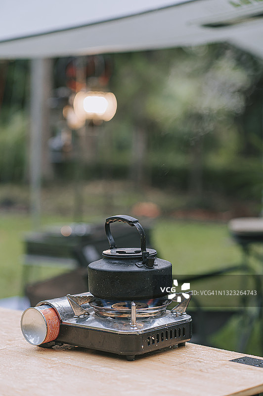 野餐桌上的露营炉和热水壶图片素材