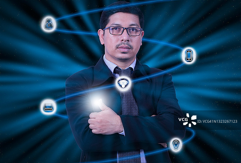 年轻商人自信地竖起大拇指，面向未来无线通信技术图片素材