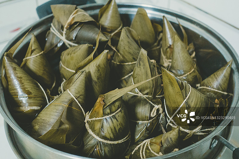 锅中的中国粽子图片素材