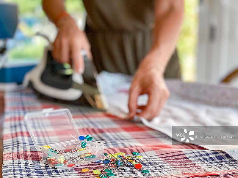 在露台上用缝纫机缝纫的女人图片素材
