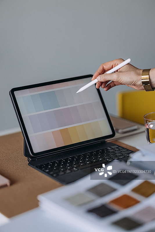 用笔记本电脑为新公寓选择调色板的年轻女人图片素材