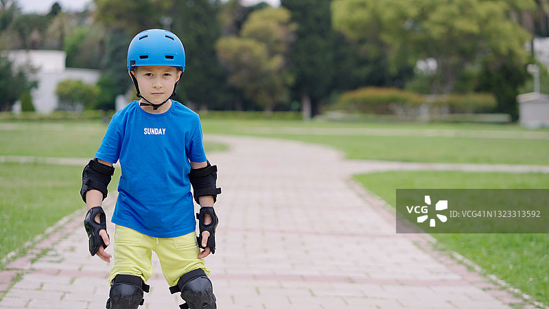男孩玩轮滑图片素材