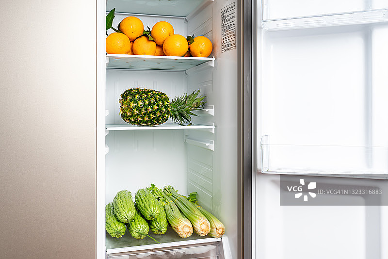 冰箱里的新鲜水果和蔬菜图片素材
