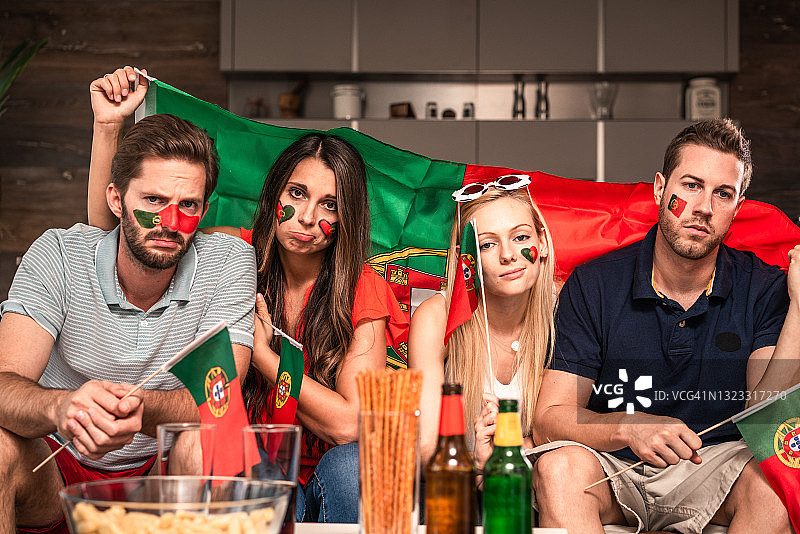 在家中电视前沮丧的葡萄牙体育迷图片素材