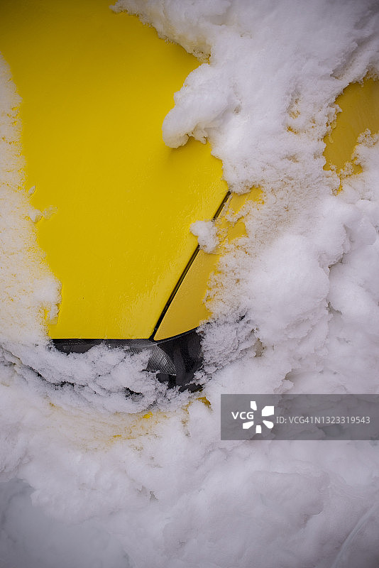 雪地里的黄色汽车光线图片素材