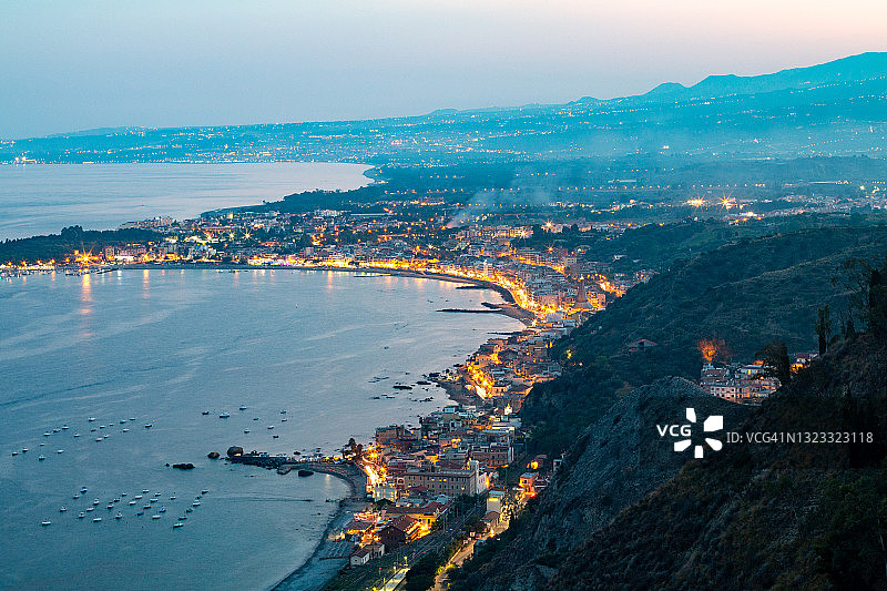 墨西拿省陶尔米纳附近的爱奥尼亚海，西西里图片素材