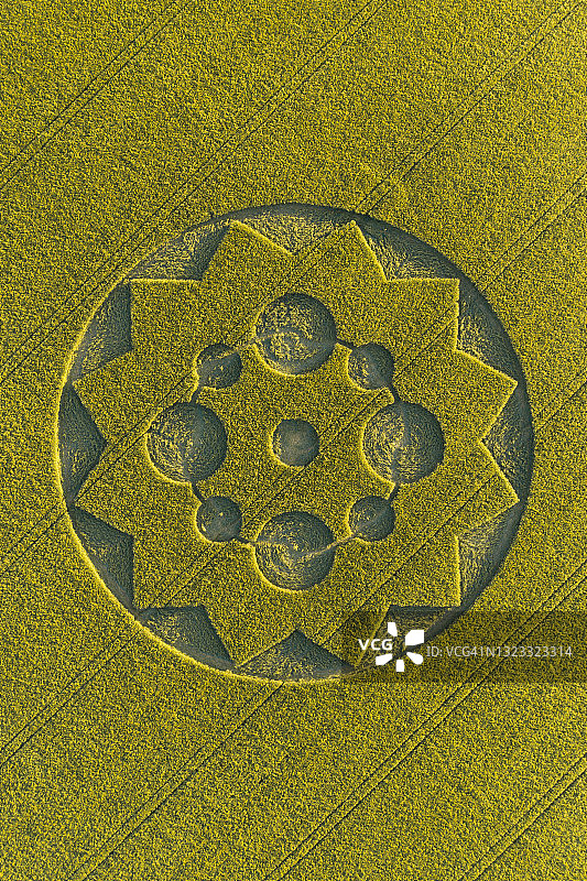 英格兰农田中的麦田怪圈（正上方视角）图片素材