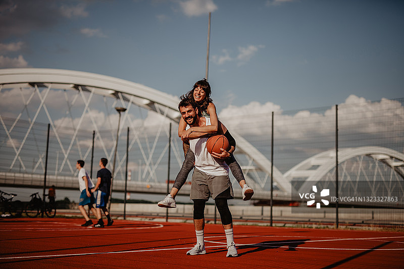 运动与背 piggyback图片素材