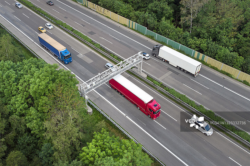 高速公路上的卡车收费系统控制龙门架航拍图图片素材