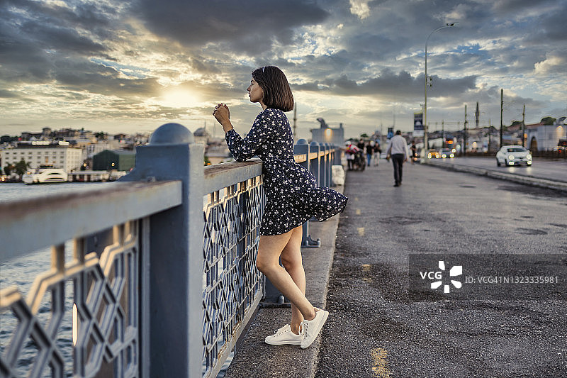 年轻女人陷入沉思图片素材