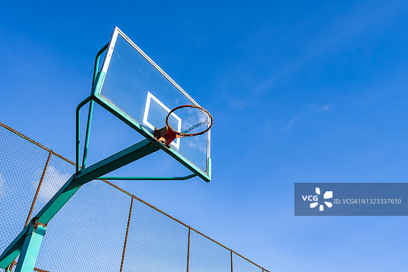 篮球架和篮球反弹图片素材