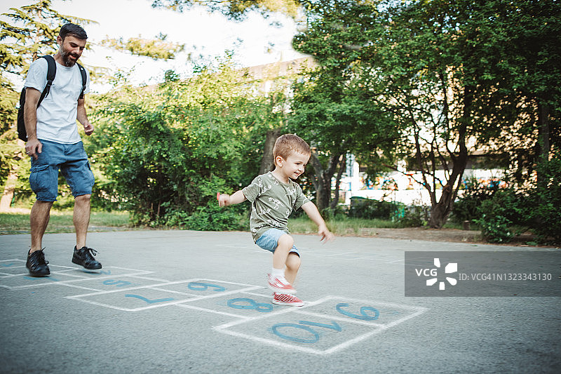 父子玩跳房子游戏图片素材